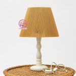 آباژور رومیزی حصیری با پایه چوبی – طراحی طبیعی و نورپردازی گرم