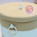 سبد لباس حصیری قیطان‌دوزی قابل شستشو با دسته چوبی – قطر 40 ارتفاع 50