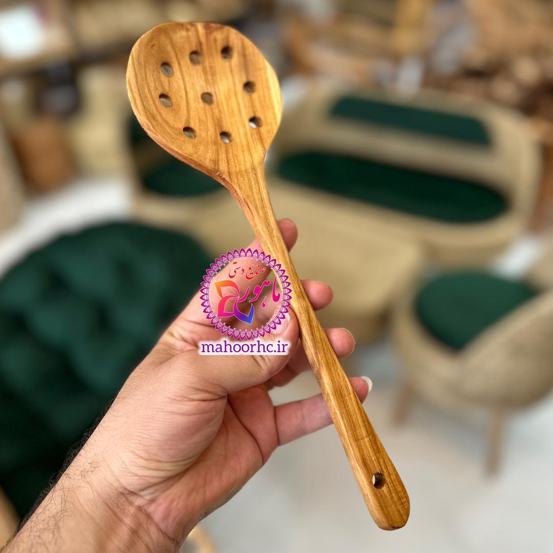 کفگیر چوبی سوراخ‌دار برنج و ماکارونی