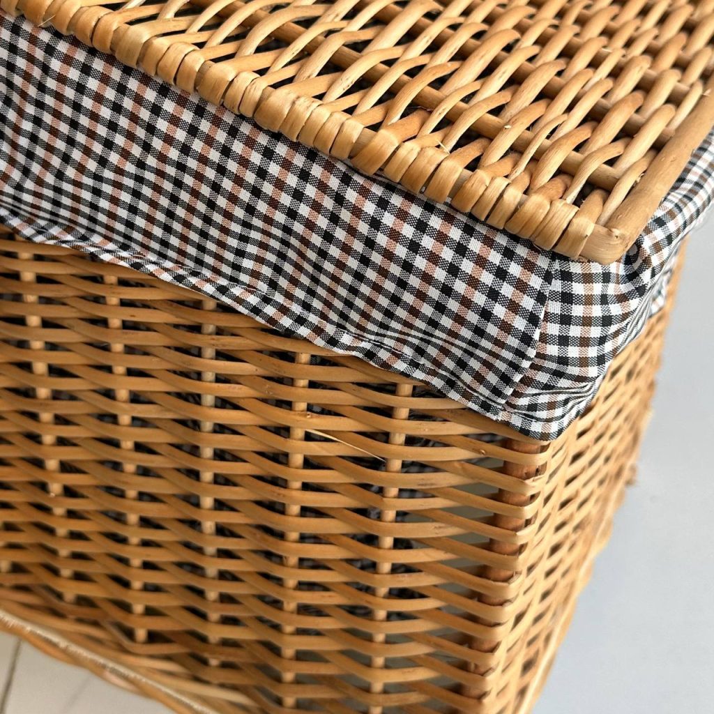 سبد پیکنیک حصیری پایه‌دار چهارگوش سایز بزرگ با آستر قابل شستشو