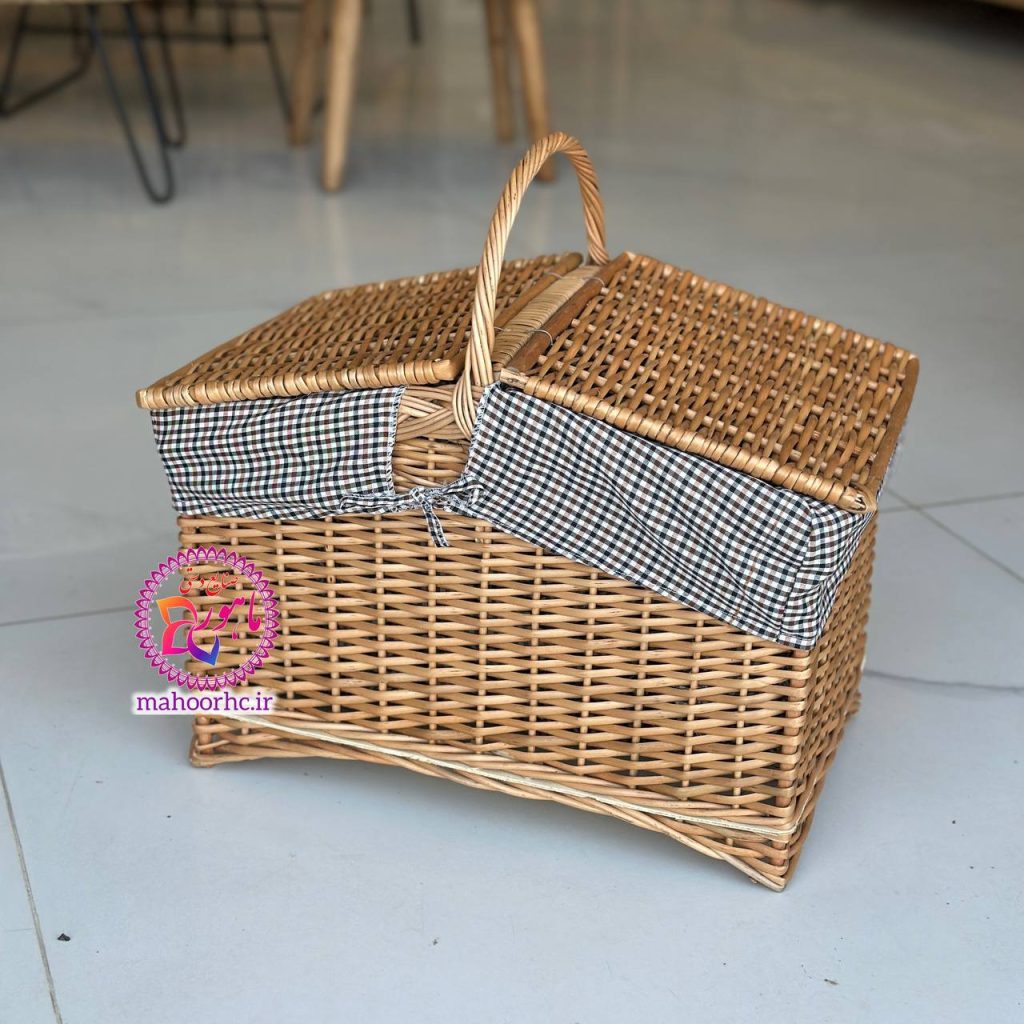 سبد پیکنیک حصیری پایه‌دار چهارگوش سایز متوسط با آستر قابل شستشو